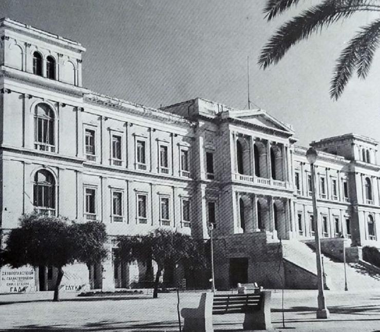 Το Δημαρχείο της Ερμούπολης από τον Ερνστ Τσίλλερ