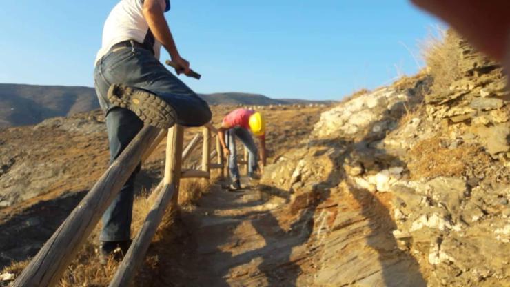 Ολοκληρώθηκε ο ξυλοδιάδρομος στην παραλία "Της γριάς το πήδημα" στο Κόρθι