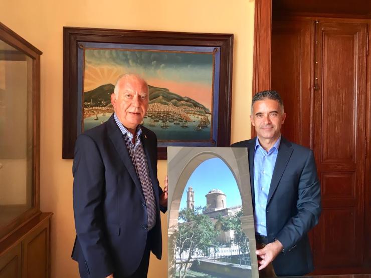 Ο Δήμαρχος της Κατεχόμενης Μόρφου Β. Χατζηαβραάμ στη Σύρο 