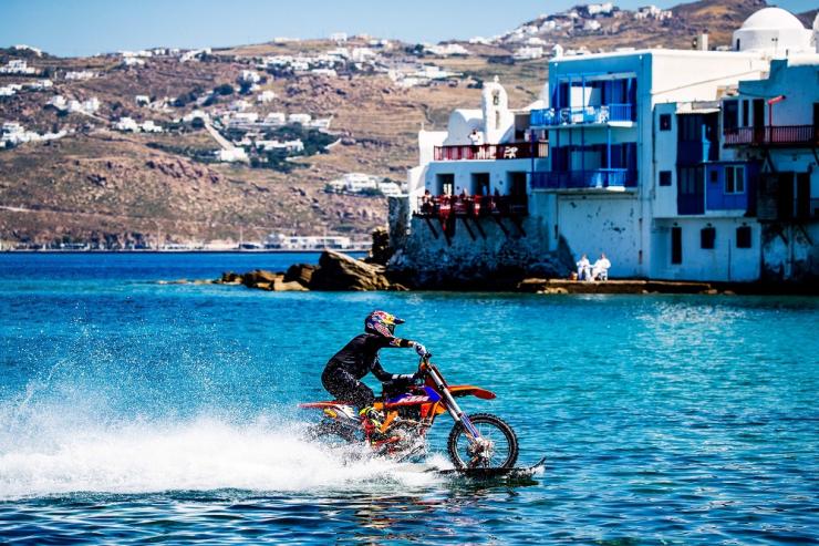 O Robbie Maddison οδηγεί τη μοτοσυκλέτα του μέσα στη θάλασσα της Μυκόνου!