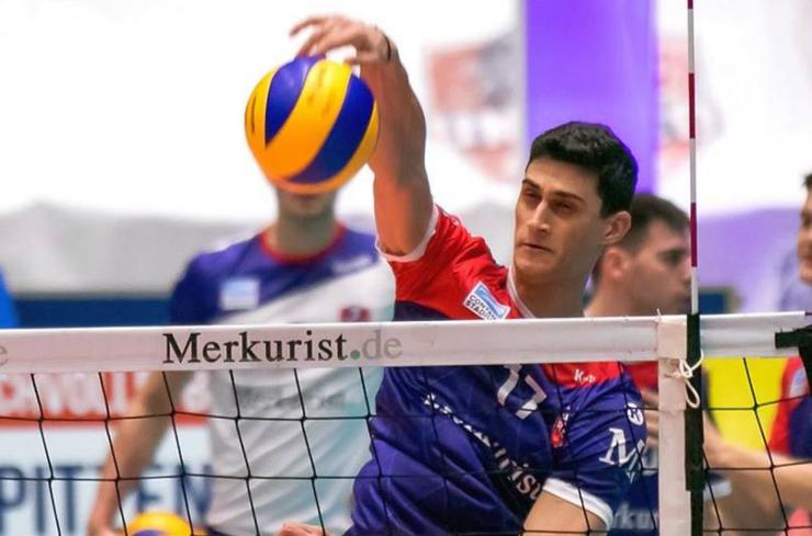 Κάτοικος Σύρου παραμένει ο Βασίλης Κωστόπουλος 