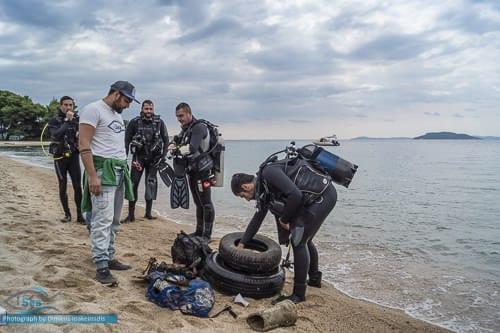 Υποβρύχιοι και παράκτιοι καθαρισμοί στα Πολλώνια και τον Αδάμαντα από την Περιβαλλοντική Οργάνωση iSea