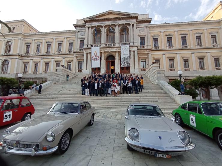 Γέμισε ιστορικά οχήματα η πλατεία Μιαούλη 