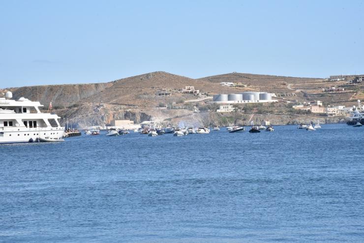 Εντυπωσιακή η είσοδος των σκαφών στο λιμάνι της Ερμούπολης 