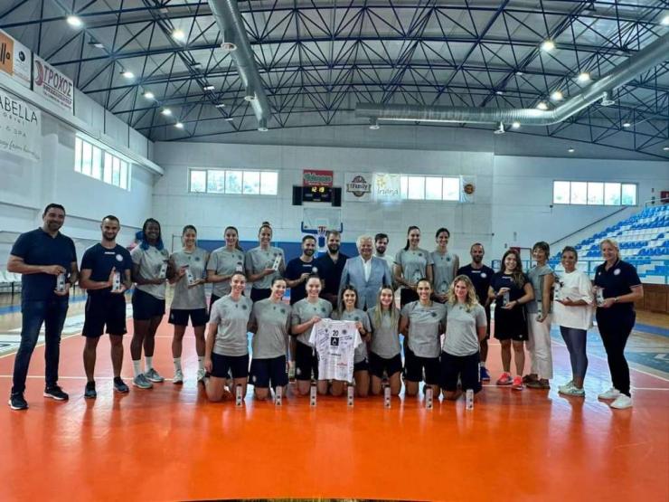 Με ευχή να πραγματοποιηθούν οι φετινοί στόχοι, ο αγιασμός του Α.Ο. Θήρας 