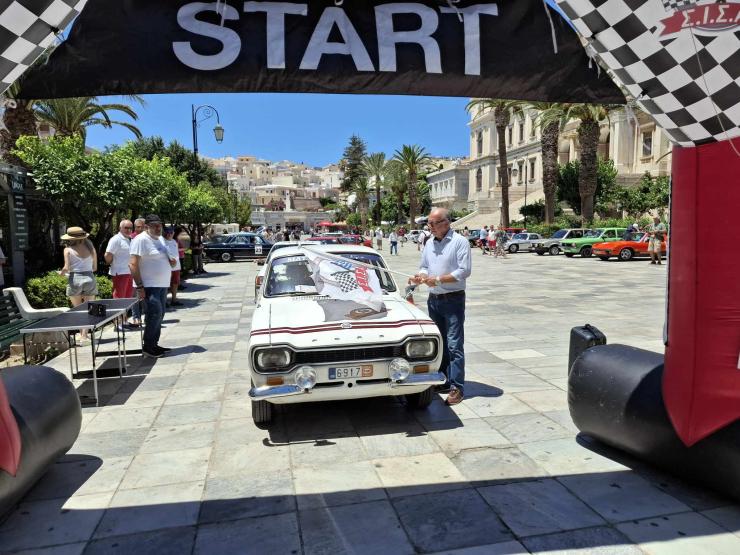 Εντυπωσιακές εικόνες από το ράλλυ ιστορικών οχημάτων 