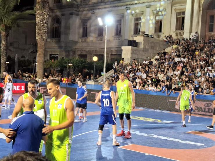 Λάμψη αστέρων στην πλατεία Μιαούλη 