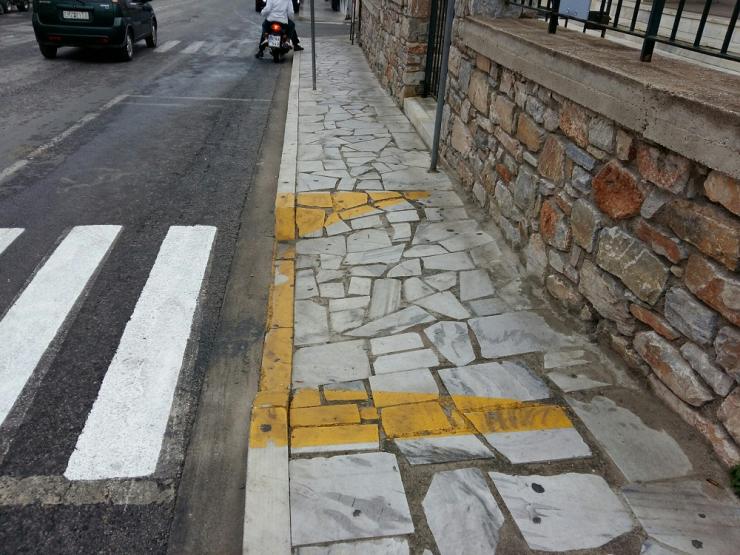 Διαμαρτυρία για ράμπες πεζοδρομίων