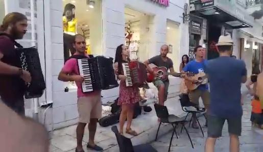 Οι ακορντεονίστες στον πεζόδρομο