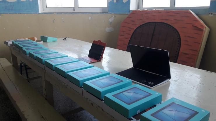 Παράδοση συσκευών tablet στους μαθητές του Δημοτικού Σχολείου Πίσω Μεριάς από το Κληροδότημα Πέτρου Λ. Μουστάκα 