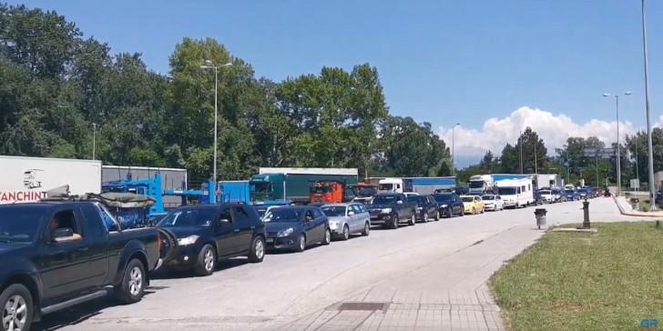 Προμαχώνας: Κυβερνητικό φιάσκο με το κόψιμο των Σέρβων τουριστών. Άρον-άρον ανακάλεσαν την οδηγία