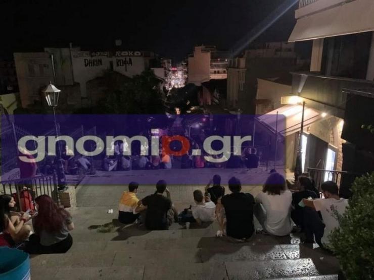 Η εστίαση έκλεισε, οι σκάλες γέμισαν-Εικόνες εν μέσω του «μίνι lock down» που εκθέτουν την Πάτρα και θέτουν εν αμφιβόλω τα μέτρα 