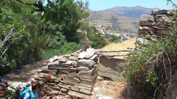 Πεζοπορία φροντίδας ανάμεσα σε αγρούς και πυργόσπιτα