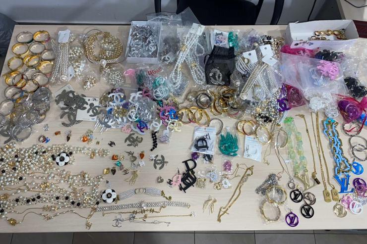 Συνελήφθησαν δύο ημεδαποί για παρεμπόριο στη Μύκονο