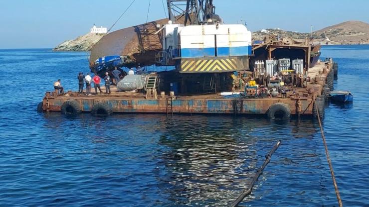 Κέα: Ανέλκυση ναυαγίου από τον λιμενοβραχίονα της Κορησσίας