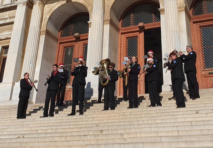 Χριστουγεννιάτικες μελωδίες και κάλαντα από τη Φιλαρμονική του Δήμου Σύρου-Ερμούπολης