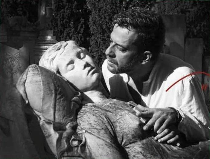 Παράσταση "Κοιμώμενος Χαλεπάς... ένας Σαλός Άγιος" στα σχολεία της Τήνου