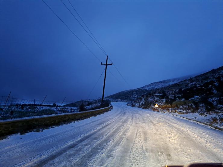 Η “Μπάρμπαρα” έντυσε στα λευκά τα ορεινά Άνδρου, Τήνου και Νάξου