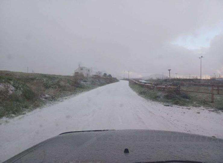 Έντονη χιονόπτωση αυτή την ώρα στην Τήνο - Επιχείρηση σε 3 τμήματα του επαρχιακού δικτύου