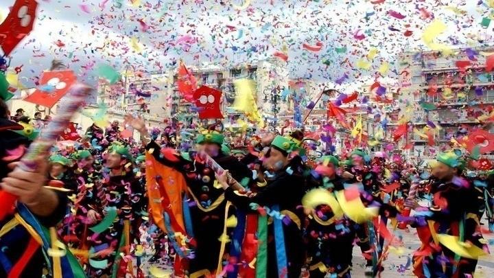 Γεμάτα τα ξενοδοχεία το 3ήμερο της Αποκριάς - Καρναβαλικές εκδηλώσεις σε όλη την Ελλάδα