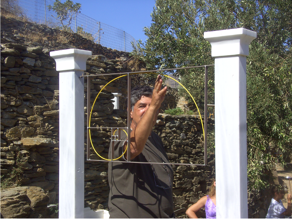 Ένας καθηγητής πίσω από το μουσείο επιστημών στην Τήνο 