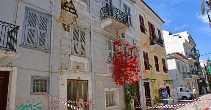 Αντίστροφη μέτρηση για αυτοψία στα ετοιμόρροπα κτήρια της Σαντορίνης