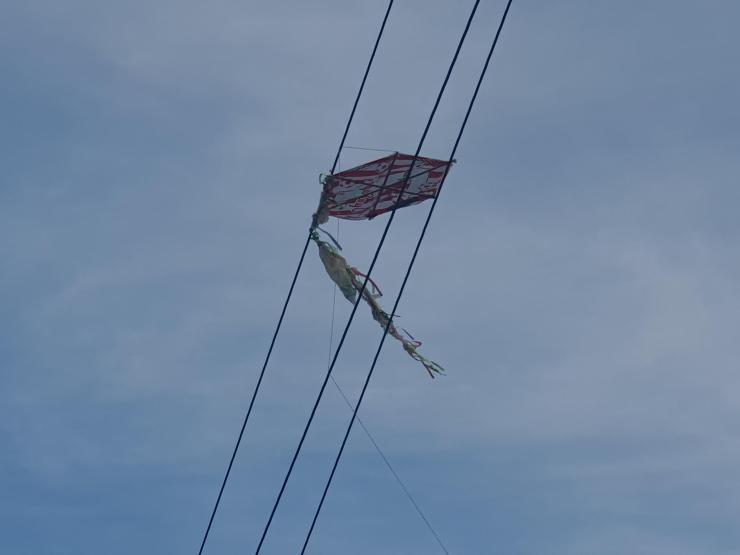 Σύρος: Μπλεγμένοι χαρταετοί σε ηλεκτροφόρα καλώδια 