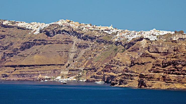 Σαντορίνη: Τα οφέλη ενός δεύτερου δρόμου στο λιμάνι Αθηνιού