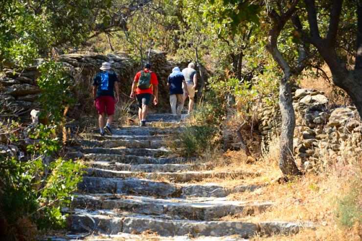 "Φρεσκάρονται" τα μονοπάτια της Κέας