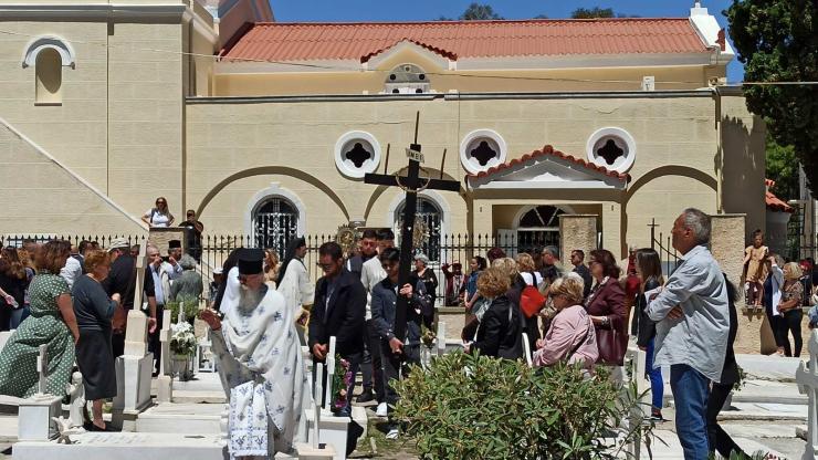 Συγκίνηση και βουβός πόνος στην περιφορά του Επιταφίου στο Κοιμητήριο του Αγίου Γεωργίου (ΒΙΝΤΕΟ)