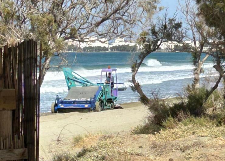 "Οι παραλίες δεν είναι οικόπεδα"