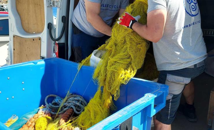 Σε πρώτο πλάνο το θαλάσσιο περιβάλλον