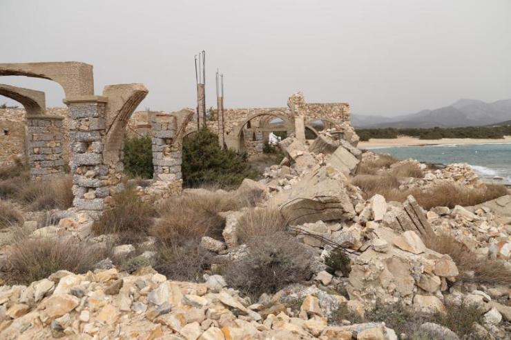 Προχωράει η κατεδάφιση των ερειπίων στο Αλυκό Νάξου
