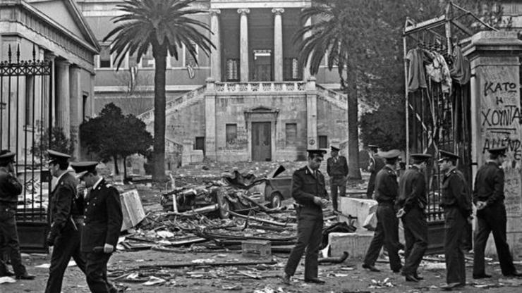 Κατάθεση στεφάνου απο την ΚΟΒ Σύρου του ΚΚΕ για την επέτειο του Πολυτεχνείου