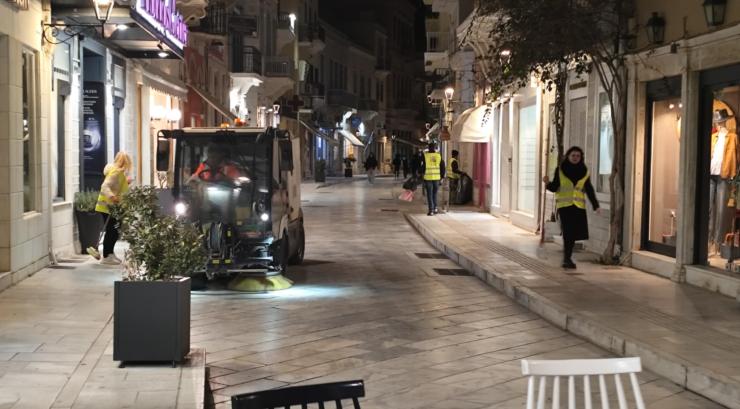 Σε χρόνο ρεκόρ καθαρίστηκε η Ερμούπολη μετά το καρναβάλι