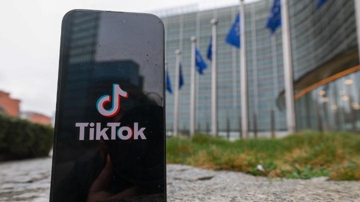 Η Κομισιόν στοχεύει το TikTok για τον εθιστικό σχεδιασμό του που βλάπτει κυρίως τα παιδιά