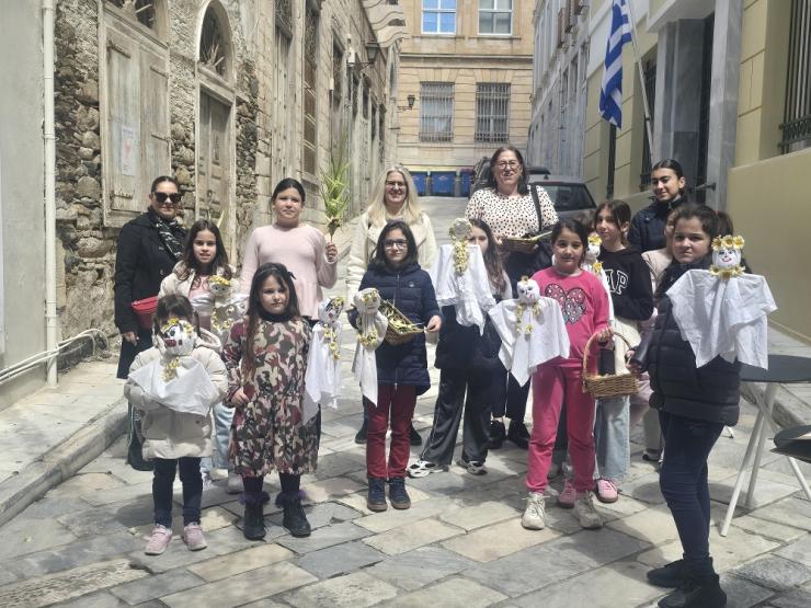 Σύρος: Τα Λαζαράκια "ζωντάνεψαν" και φέτος στους δρόμους της Ερμούπολης