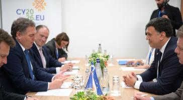 “Χρειάζονται ρεαλιστικές λύσεις που να μην επιβαρύνουν τους Ευρωπαίους πολίτες”