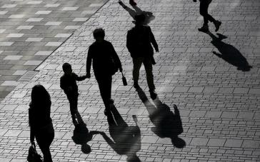 Γιατί τα ποσοστά γεννήσεων μειώνονται σε ολόκληρο τον πλανήτη ταυτόχρονα; Ο αναπάντεχος ένοχος
