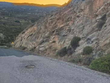 Επικίνδυνες φθορές στον δρόμο προς τον ΧΥΤΑ Σύρου