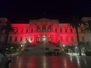 Στα πορτοκαλί φωταγωγήθηκε το Δημαρχιακό Μέγαρο της Ερμούπολης
