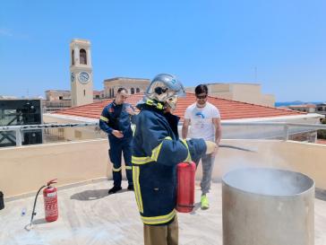 Εκπαιδευτική δράση πυρασφάλειας στην Πανεπιστημιακή Μονάδα Σύρου σε συνεργασία με την Πυροσβεστική Υπηρεσία