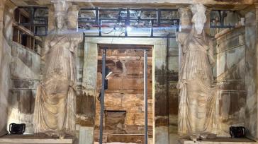 Αποκαλύφθηκε για πρώτη φορά ο επιβλητικός περίβολος του Τύμβου Κάστα στην Αμφίπολη