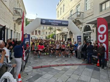 Περισσότεροι από 800 αθλητές όλων των ηλικιών έτρεξαν στους δρόμους της Ερμούπολης