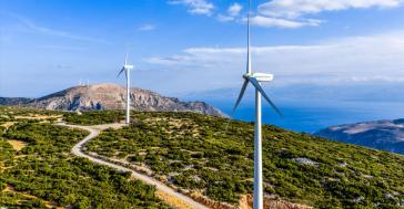 Αυστηρότεροι κανόνες, νέες ζώνες αποκλεισμού και «κόφτης» στα 1.200 μέτρα για τα αιολικά