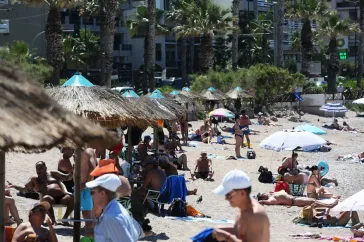 Γέμισαν κόσμο οι παραλίες της Αττικής: Χαλαρές στιγμές και βουτιές για όσους δεν έφυγαν εκδρομή το τριήμερο του Αγίου Πνεύματος