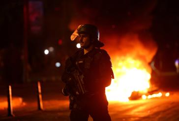 Γαλλία: Ο θρίαμβος έγινε χάος στο Παρίσι – Φωτιές, βανδαλισμοί και πάνω από 400 συλλήψεις μετά το Champions League