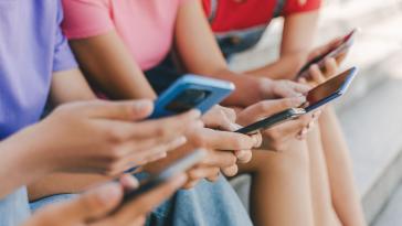 Τα social media είναι τόσο βλαβερά για τα παιδιά όσο το κάπνισμα, σύμφωνα με τους Βρετανούς γιατρούς