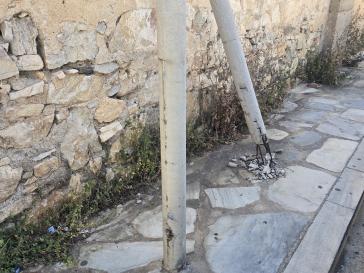 Κολώνα έτοιμη να καταρρεύσει δίπλα στην Εφορία