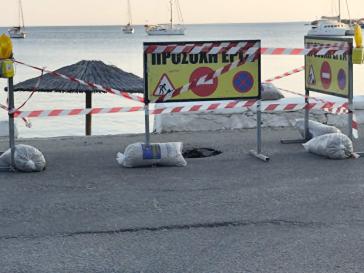Υποχώρησε μικρό κομμάτι του παραλιακού δρόμου στον Φοίνικα